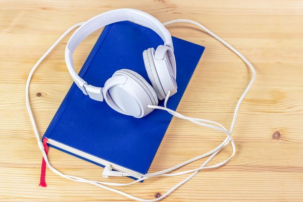 Mówione historie: Przeniesienie literatury obyczajowej do formatu audio