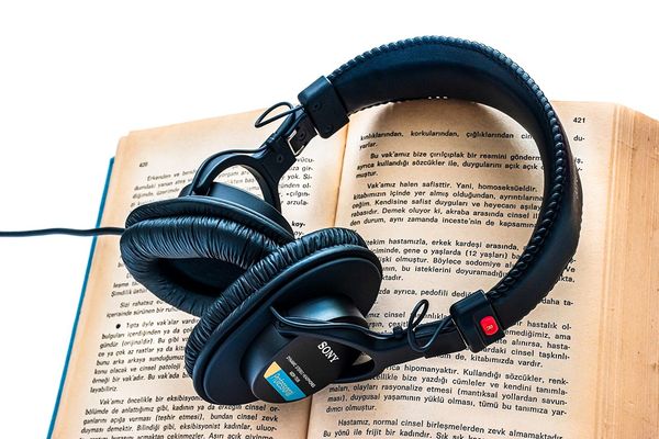 Audiobooki – jak skutecznie poprawiają umiejętność rozumienia angielskiego na słuch?